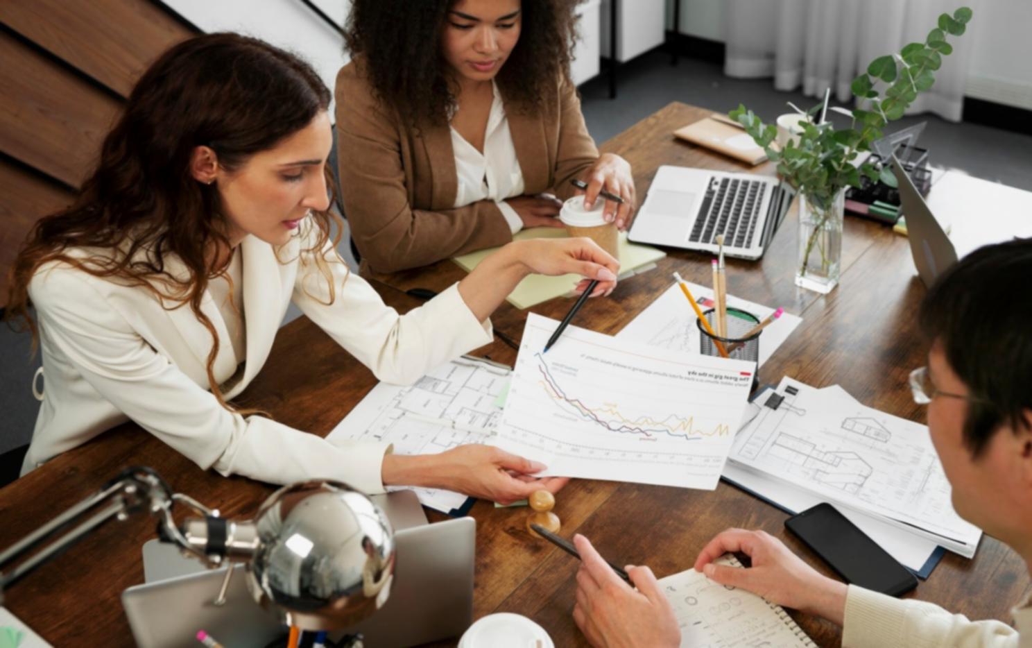 Diskusi kelompok tentang strategi investasi