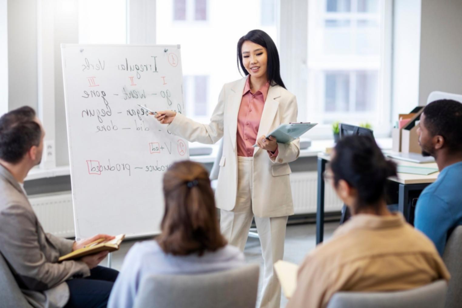 Suasana kantor Studera Broostar yang mendukung kolaborasi dan pembelajaran investasi